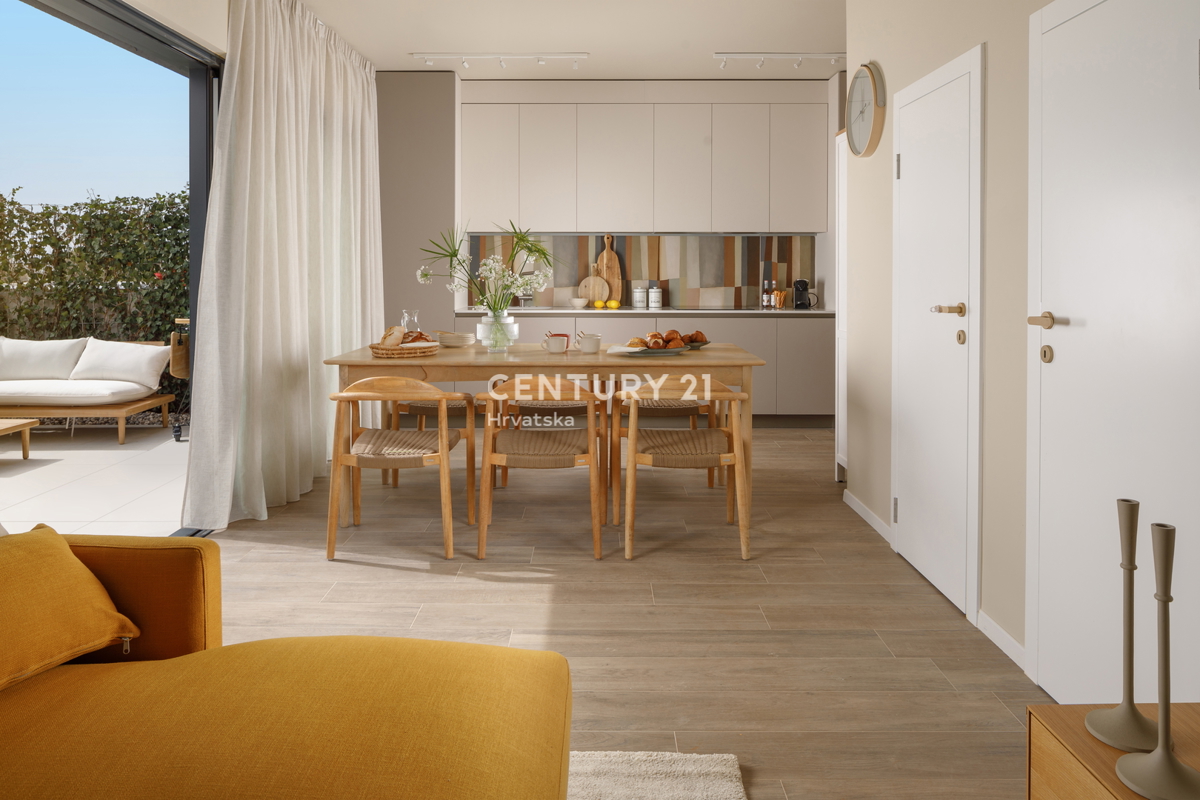 POREČ, PRODAJA SE VRSTNA HIŠA 900 M OD MORJA