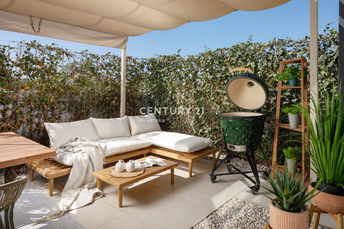 POREČ, PRODAJA SE VRSTNA HIŠA 900 M OD MORJA