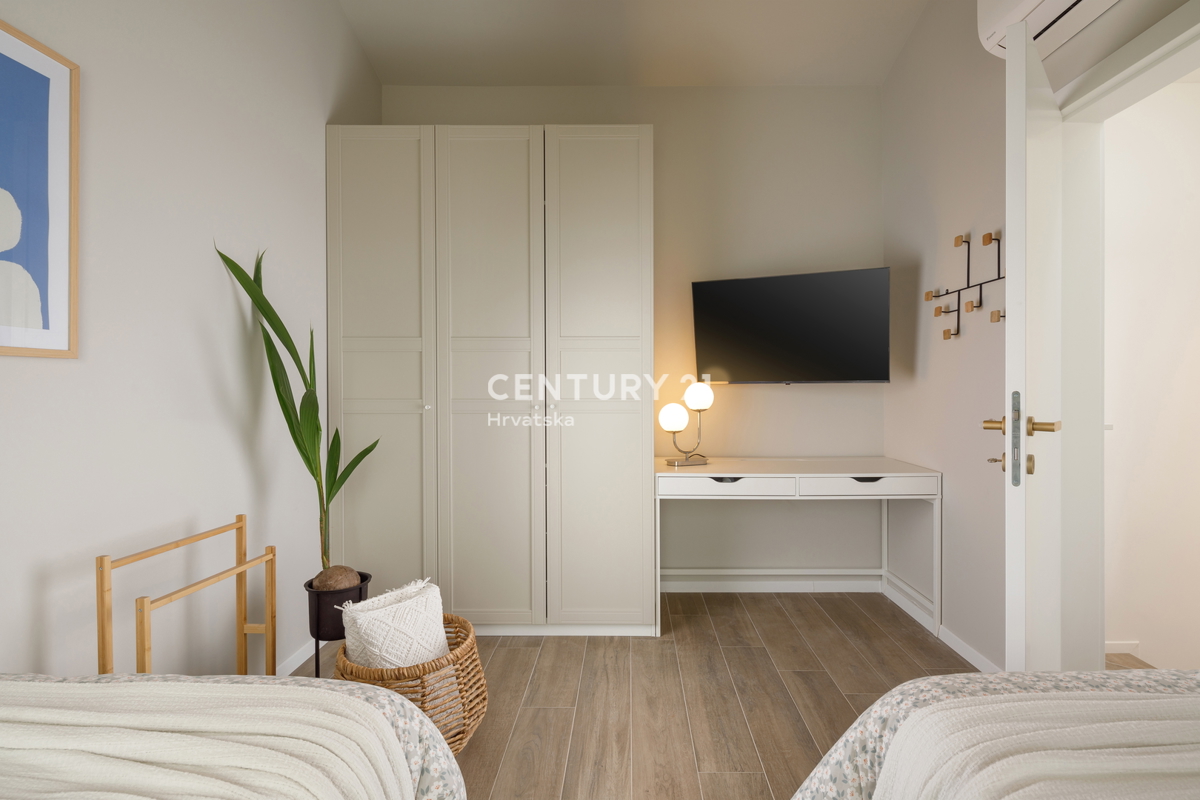 POREČ, PRODAJA SE VRSTNA HIŠA 900 M OD MORJA