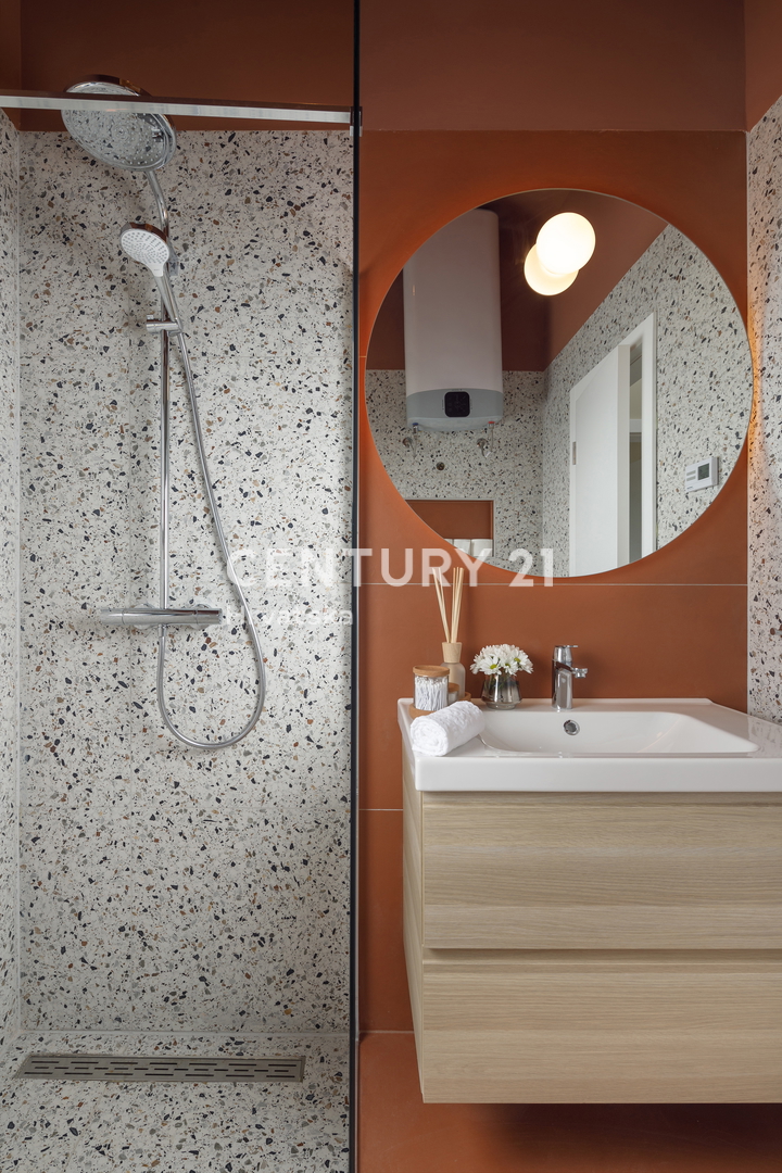 POREČ, PRODAJA SE VRSTNA HIŠA 900 M OD MORJA