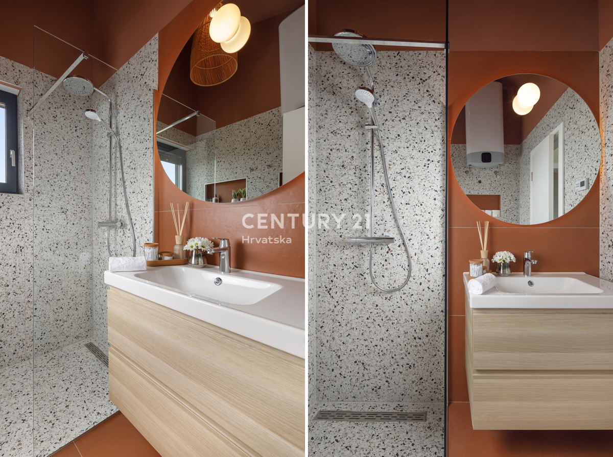 POREČ, PRODAJA SE VRSTNA HIŠA 900 M OD MORJA