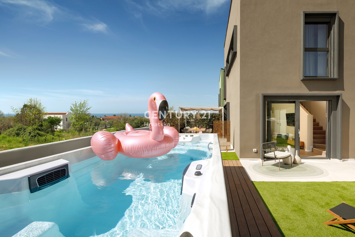 POREČ, PRODAJA SE VRSTNA HIŠA 900 M OD MORJA