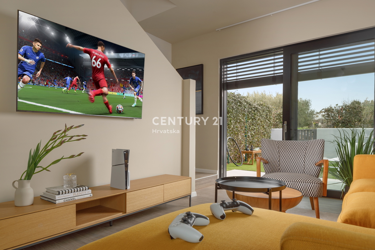 POREČ, PRODAJA SE VRSTNA HIŠA 900 M OD MORJA