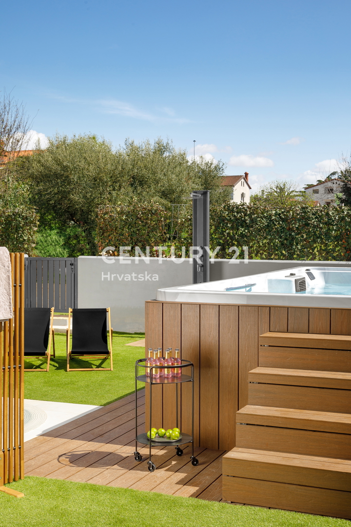 POREČ, PRODAJA SE VRSTNA HIŠA 900 M OD MORJA