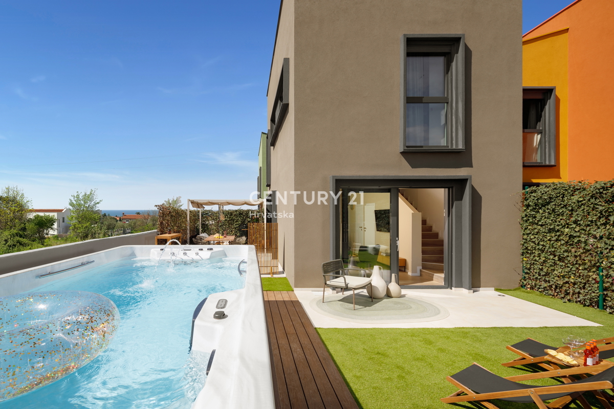 POREČ, PRODAJA SE VRSTNA HIŠA 900 M OD MORJA