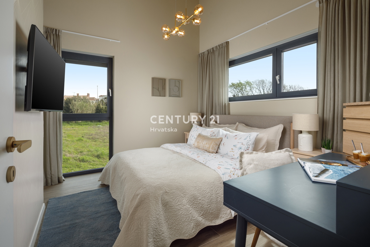 POREČ, PRODAJA SE VRSTNA HIŠA 900 M OD MORJA