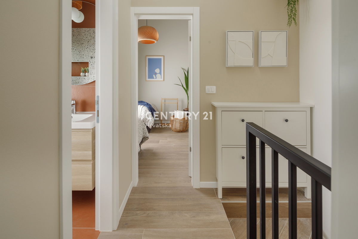 POREČ, PRODAJA SE VRSTNA HIŠA 900 M OD MORJA