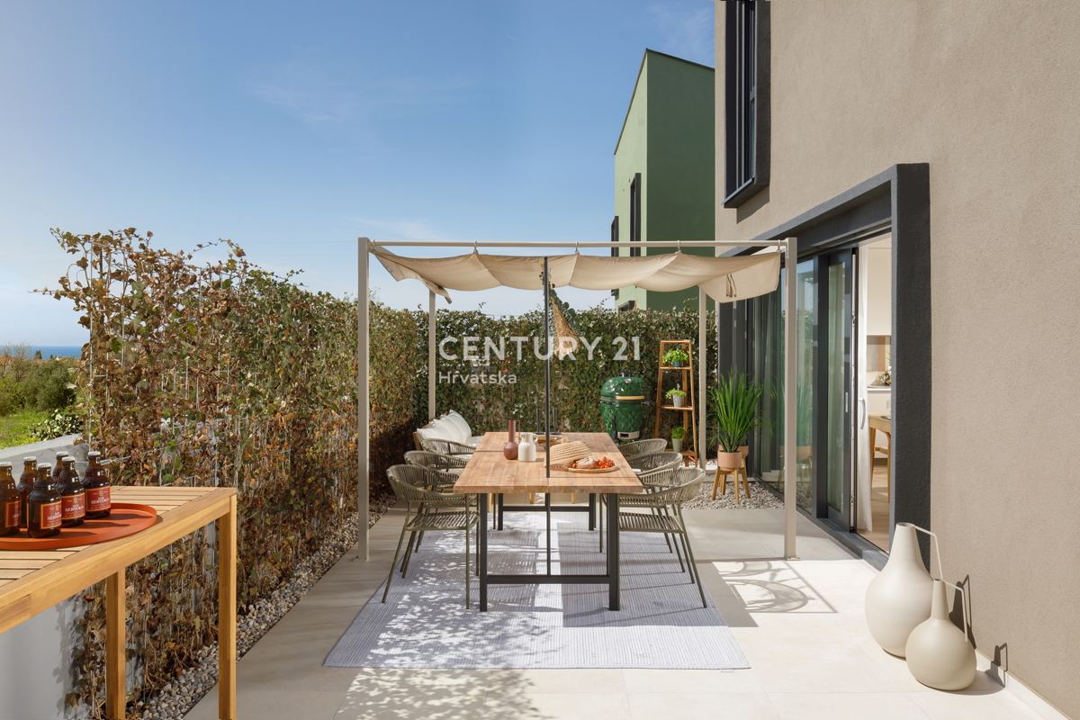 POREČ, PRODAJA SE VRSTNA HIŠA 900 M OD MORJA