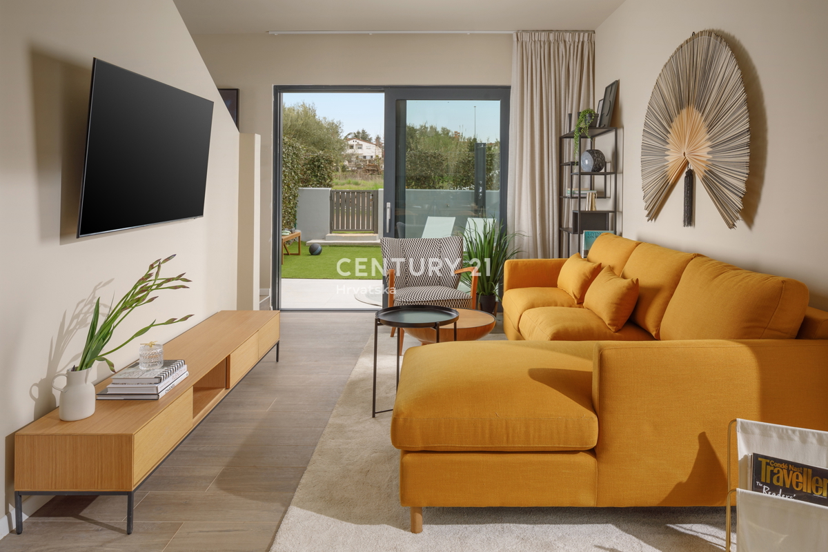 POREČ, PRODAJA SE VRSTNA HIŠA 900 M OD MORJA