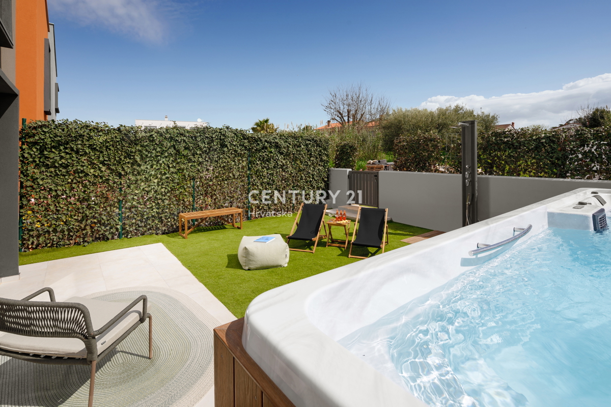 POREČ, PRODAJA SE VRSTNA HIŠA 900 M OD MORJA