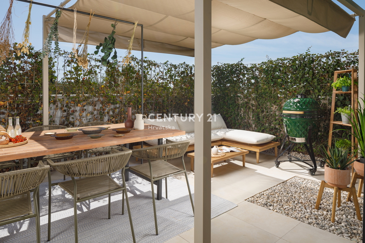 POREČ, PRODAJA SE VRSTNA HIŠA 900 M OD MORJA