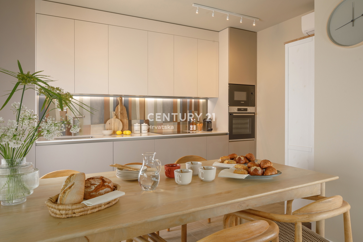 POREČ, PRODAJA SE VRSTNA HIŠA 900 M OD MORJA