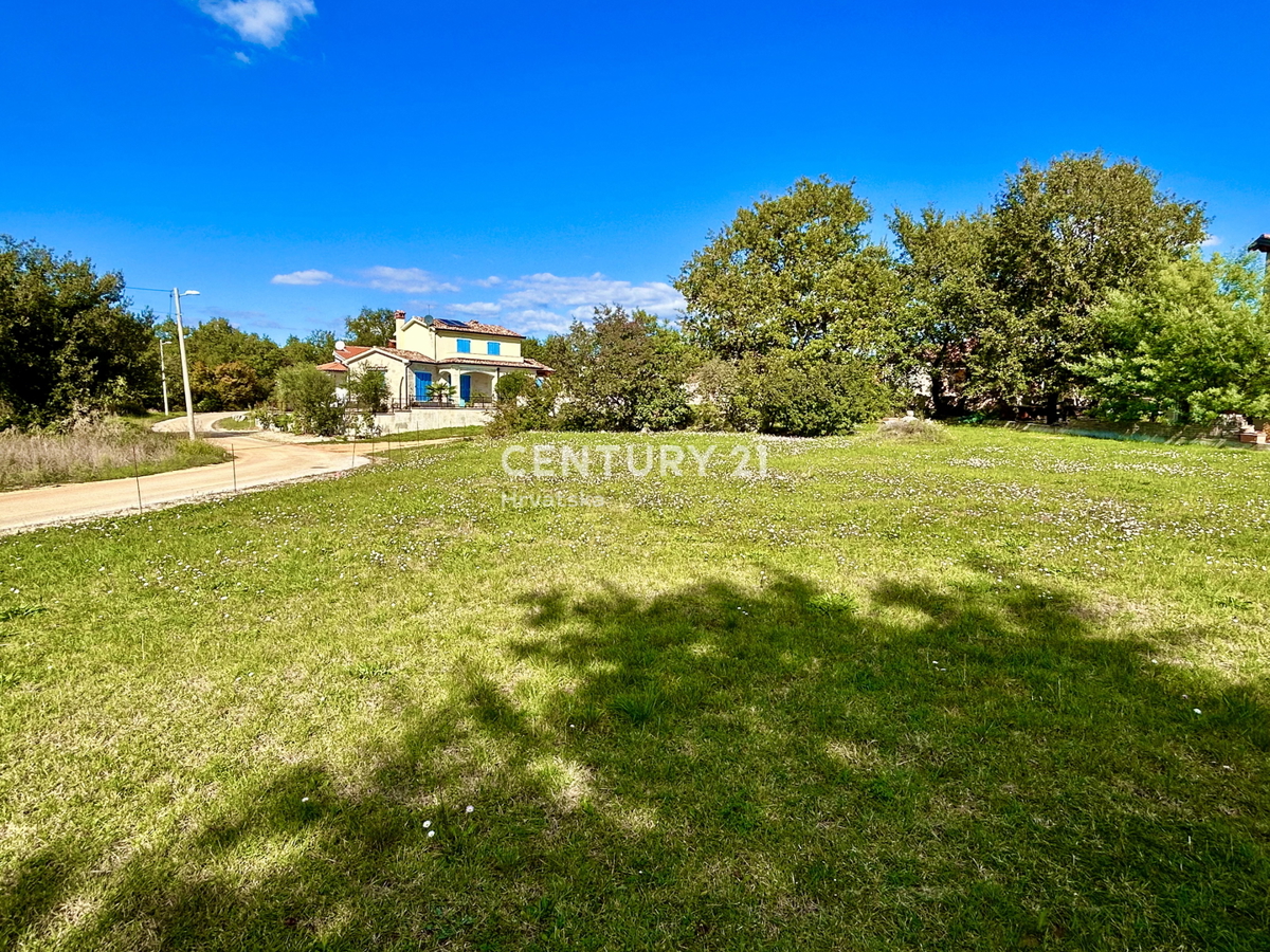 POREČ, OKOLICA, ODLIČNO GRADBENO ZEMLJIŠČE Z VSO INFRASTRUKTURO