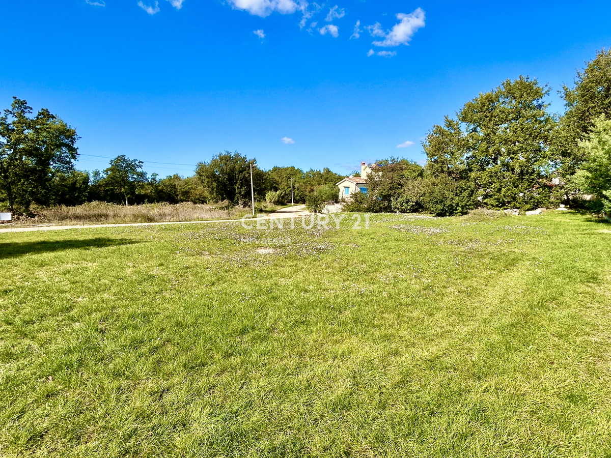 POREČ, OKOLICA, ODLIČNO GRADBENO ZEMLJIŠČE Z VSO INFRASTRUKTURO