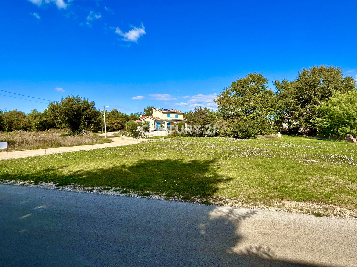 POREČ, OKOLICA, ODLIČNO GRADBENO ZEMLJIŠČE Z VSO INFRASTRUKTURO