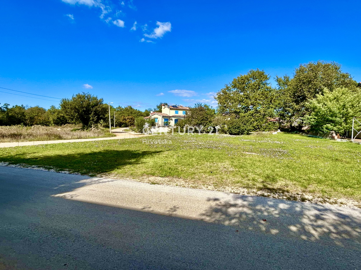 POREČ, OKOLICA, ODLIČNO GRADBENO ZEMLJIŠČE Z VSO INFRASTRUKTURO