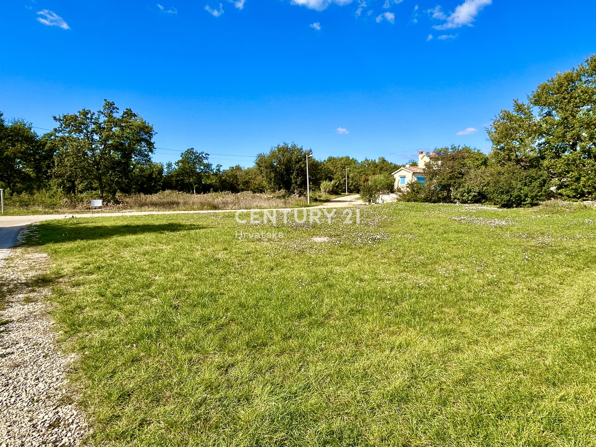 POREČ, OKOLICA, ODLIČNO GRADBENO ZEMLJIŠČE Z VSO INFRASTRUKTURO