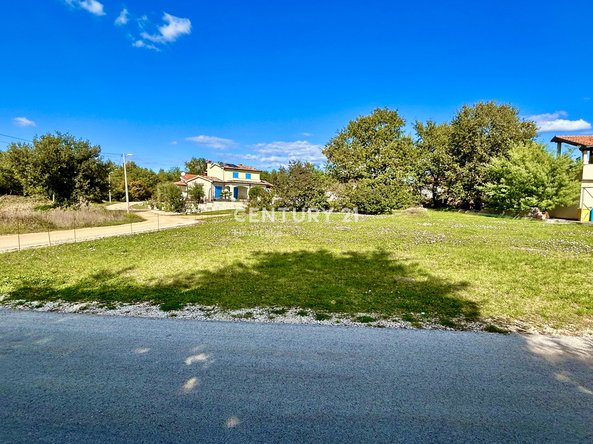 POREČ, OKOLICA, ODLIČNO GRADBENO ZEMLJIŠČE Z VSO INFRASTRUKTURO