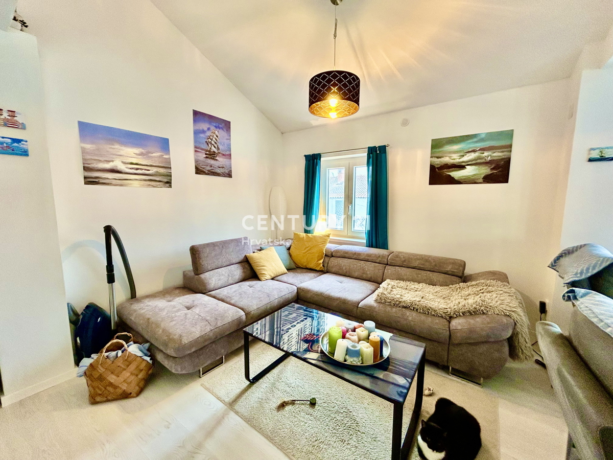 ROVINJ, ODLIČNO IN PRENOVLJENO DVOSTANOVANJSKO NADMETNO PRENOVLJENO STANOVANJE