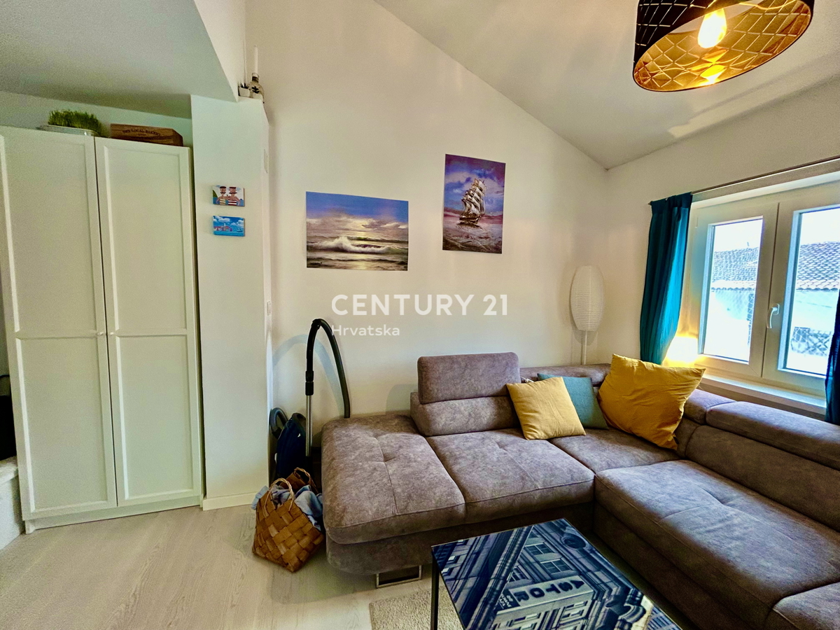 ROVINJ, ODLIČNO IN PRENOVLJENO DVOSTANOVANJSKO NADMETNO PRENOVLJENO STANOVANJE