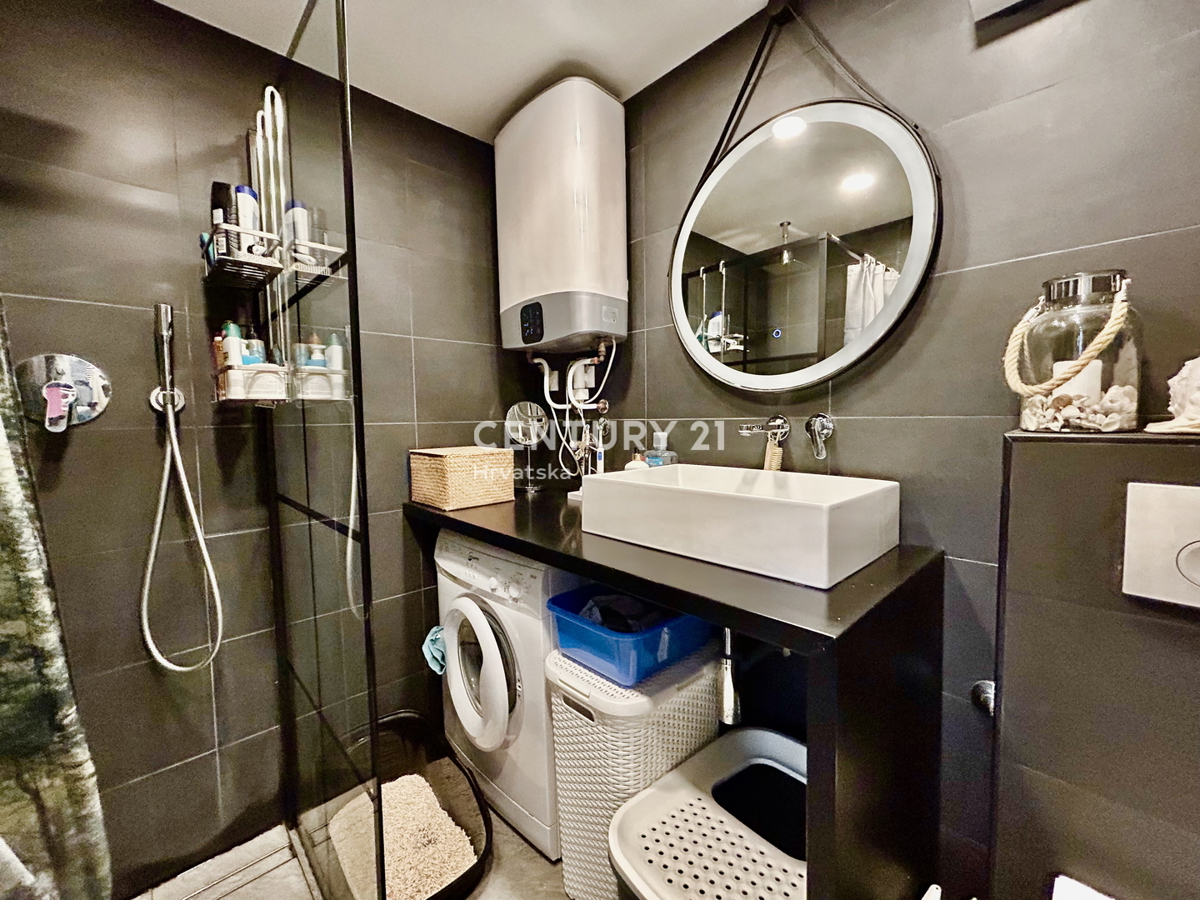 ROVINJ, ODLIČNO IN PRENOVLJENO DVOSTANOVANJSKO NADMETNO PRENOVLJENO STANOVANJE