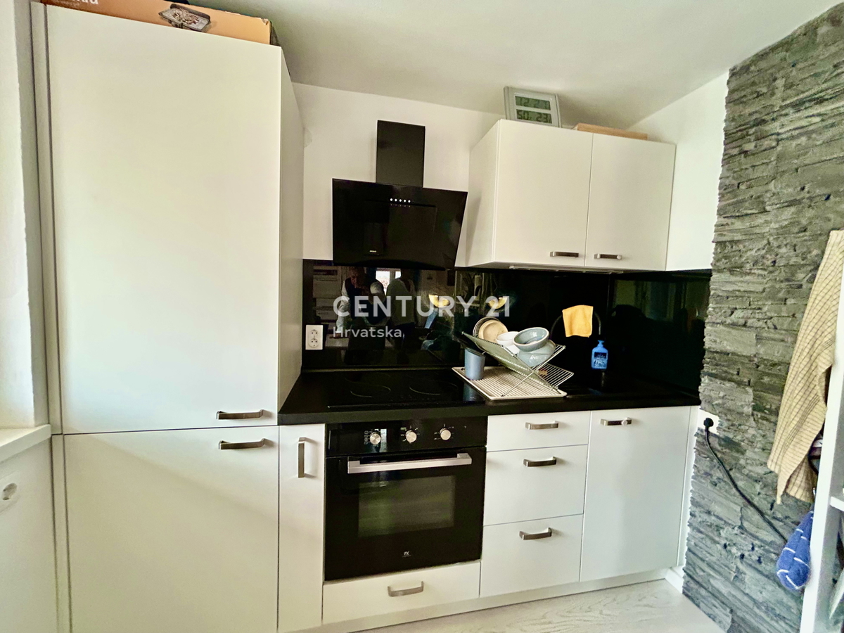 ROVINJ, ODLIČNO IN PRENOVLJENO DVOSTANOVANJSKO NADMETNO PRENOVLJENO STANOVANJE