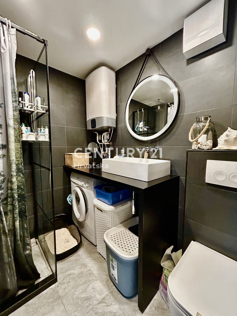 ROVINJ, ODLIČNO IN PRENOVLJENO DVOSTANOVANJSKO NADMETNO PRENOVLJENO STANOVANJE