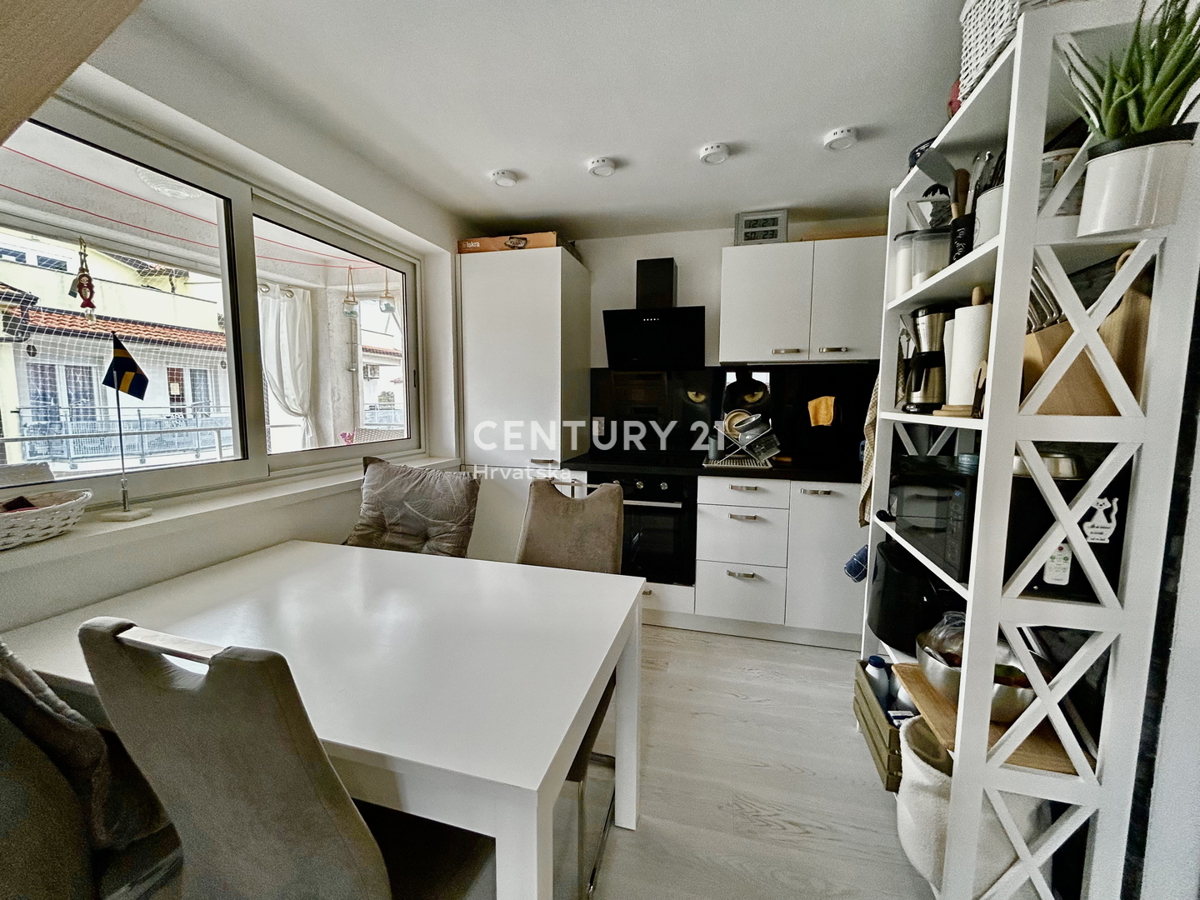 ROVINJ, ODLIČNO IN PRENOVLJENO DVOSTANOVANJSKO NADMETNO PRENOVLJENO STANOVANJE