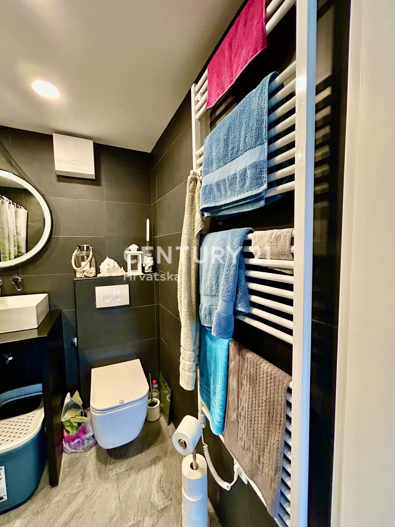 ROVINJ, ODLIČNO IN PRENOVLJENO DVOSTANOVANJSKO NADMETNO PRENOVLJENO STANOVANJE