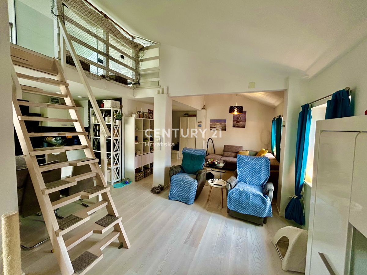 ROVINJ, ODLIČNO IN PRENOVLJENO DVOSTANOVANJSKO NADMETNO PRENOVLJENO STANOVANJE