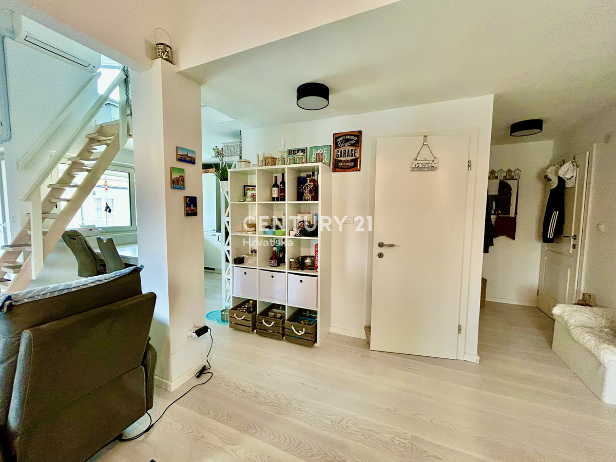 ROVINJ, ODLIČNO IN PRENOVLJENO DVOSTANOVANJSKO NADMETNO PRENOVLJENO STANOVANJE