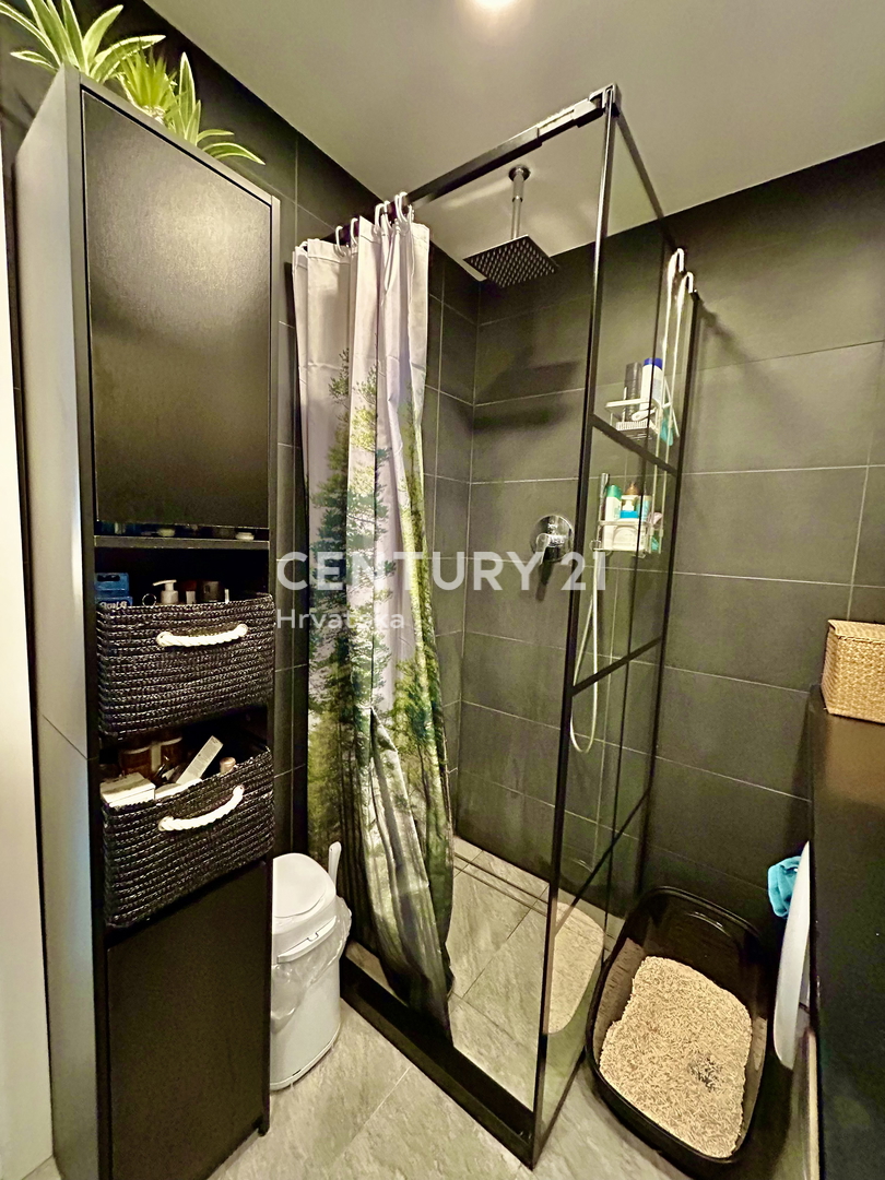 ROVINJ, ODLIČNO IN PRENOVLJENO DVOSTANOVANJSKO NADMETNO PRENOVLJENO STANOVANJE