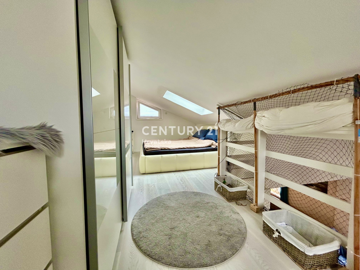 ROVINJ, ODLIČNO IN PRENOVLJENO DVOSTANOVANJSKO NADMETNO PRENOVLJENO STANOVANJE