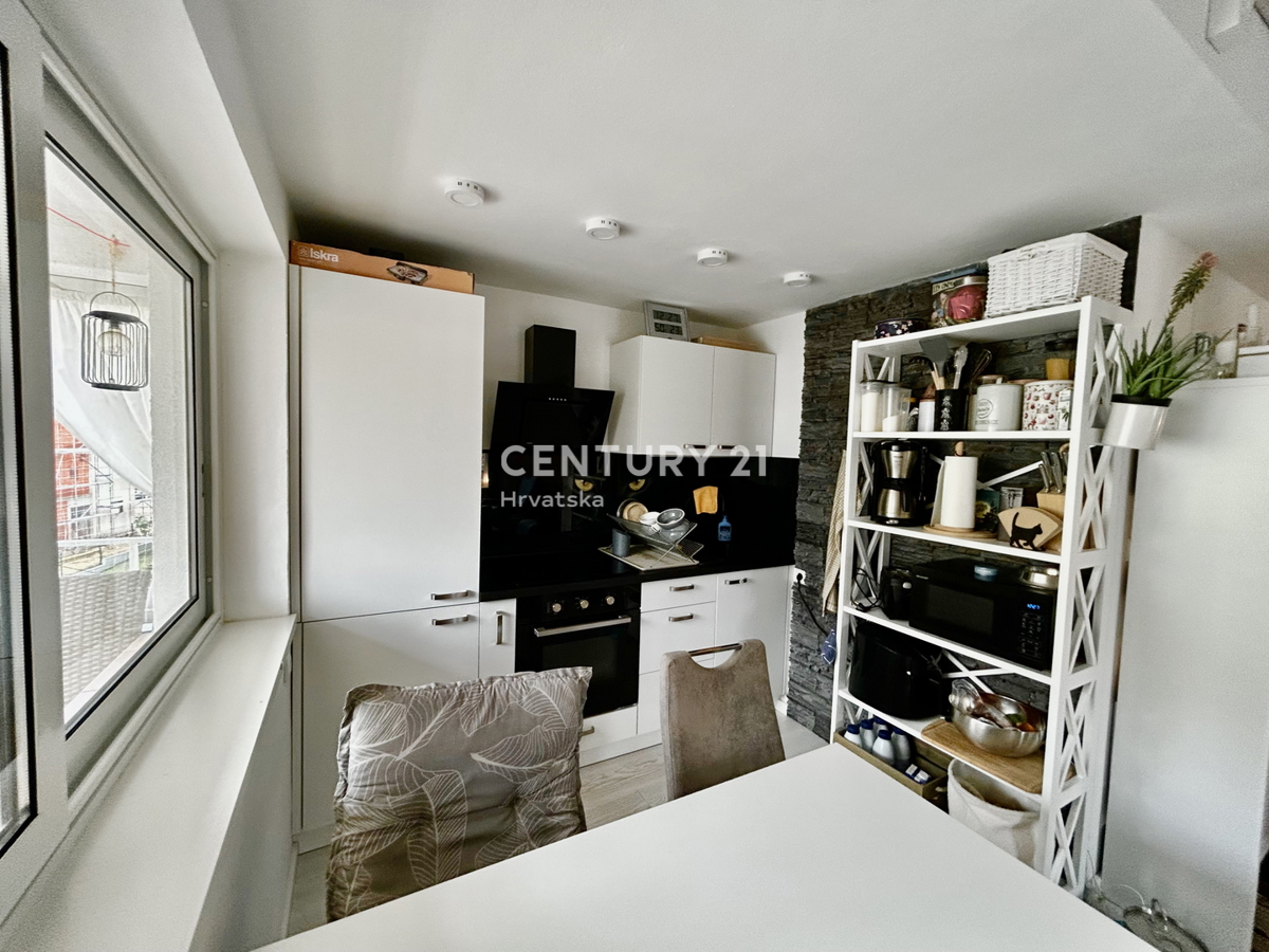 ROVINJ, ODLIČNO IN PRENOVLJENO DVOSTANOVANJSKO NADMETNO PRENOVLJENO STANOVANJE