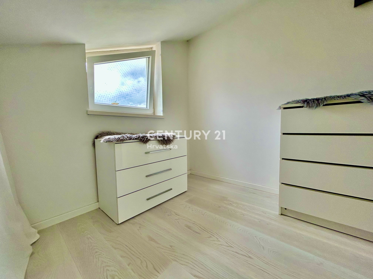 ROVINJ, ODLIČNO IN PRENOVLJENO DVOSTANOVANJSKO NADMETNO PRENOVLJENO STANOVANJE