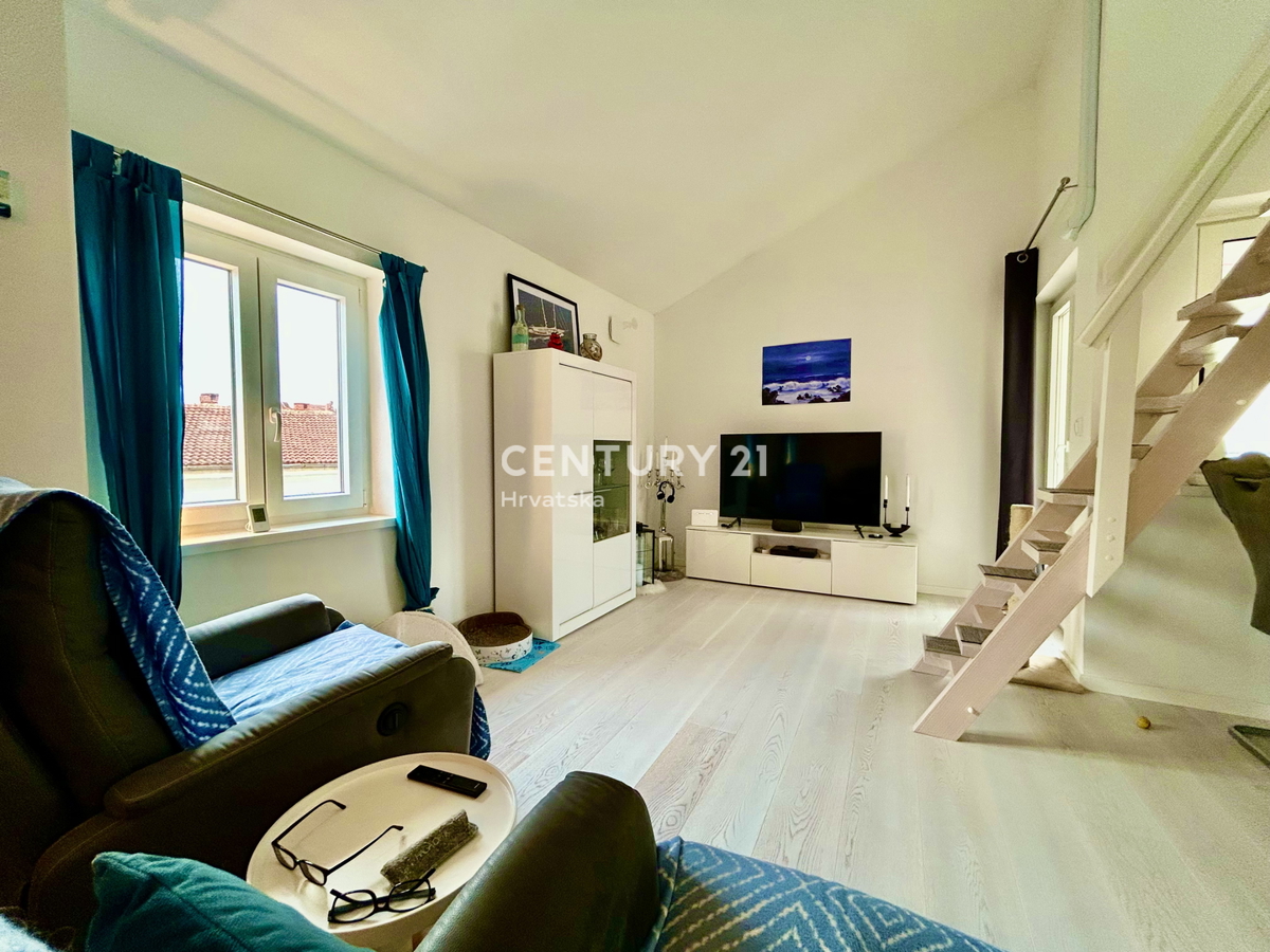 ROVINJ, ODLIČNO IN PRENOVLJENO DVOSTANOVANJSKO NADMETNO PRENOVLJENO STANOVANJE