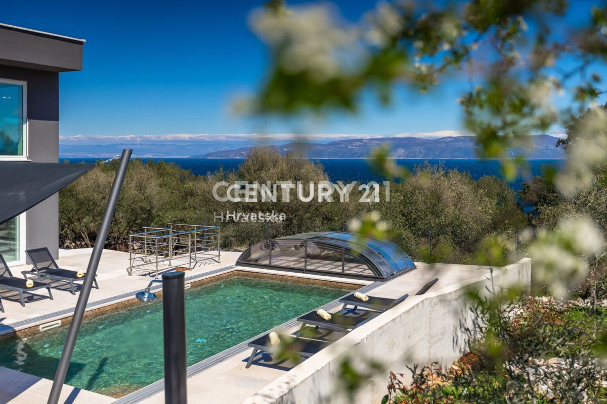 LABIN, VILA S BAZENOM IN 4 SPALNI PROSTORI, 500 M OD MORJA