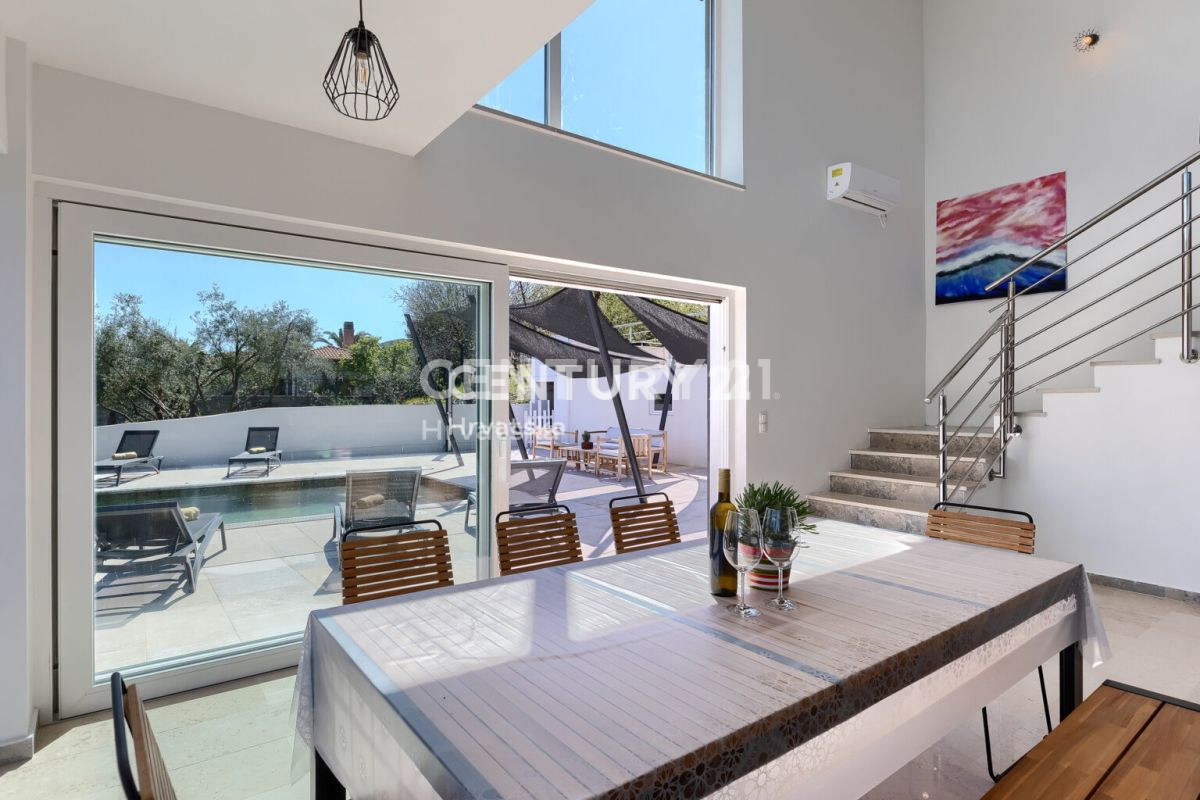 LABIN, VILA S BAZENOM IN 4 SPALNI PROSTORI, 500 M OD MORJA