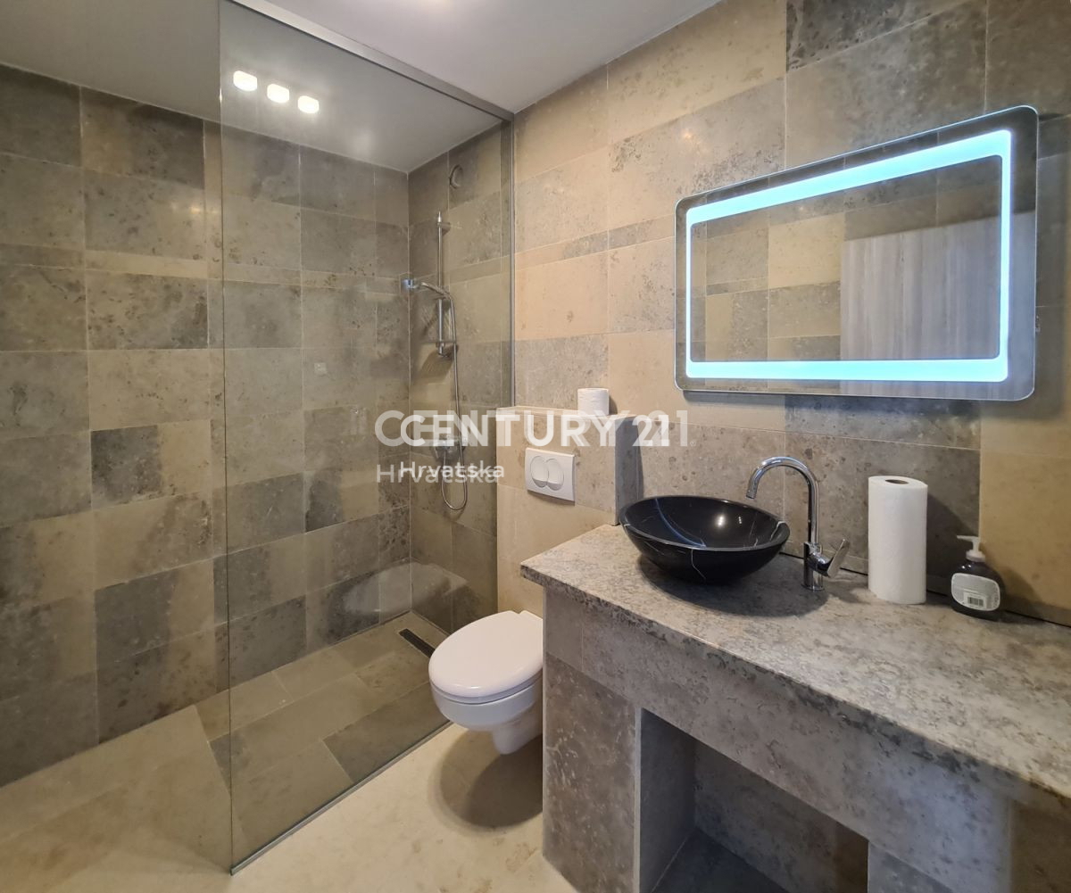 LABIN, VILA S BAZENOM IN 4 SPALNI PROSTORI, 500 M OD MORJA