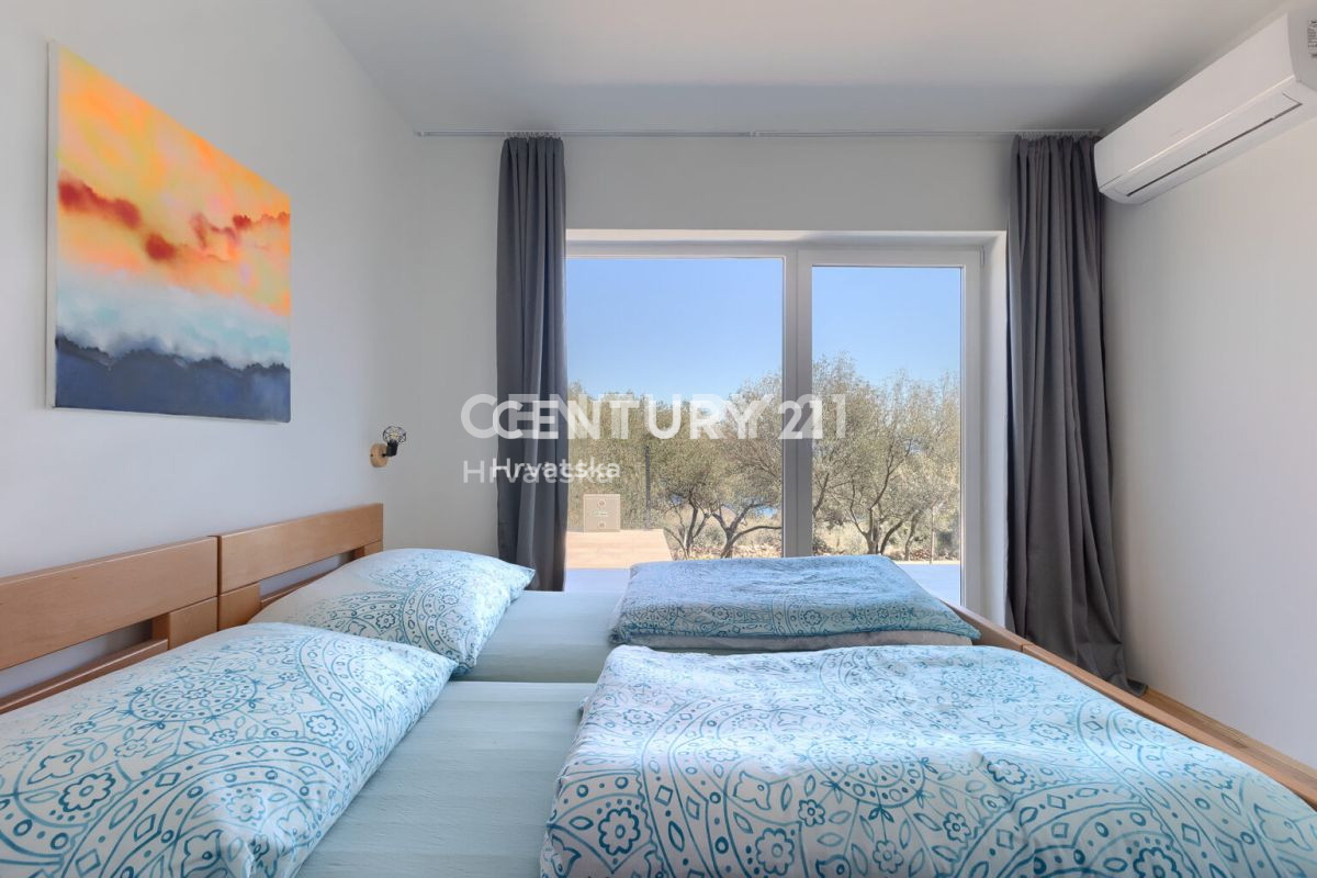 LABIN, VILA S BAZENOM IN 4 SPALNI PROSTORI, 500 M OD MORJA