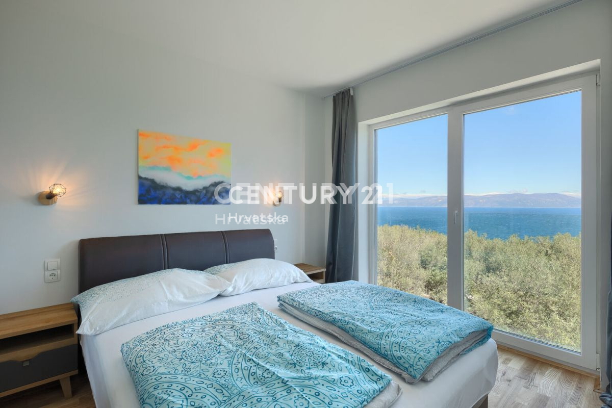 LABIN, VILA S BAZENOM IN 4 SPALNI PROSTORI, 500 M OD MORJA