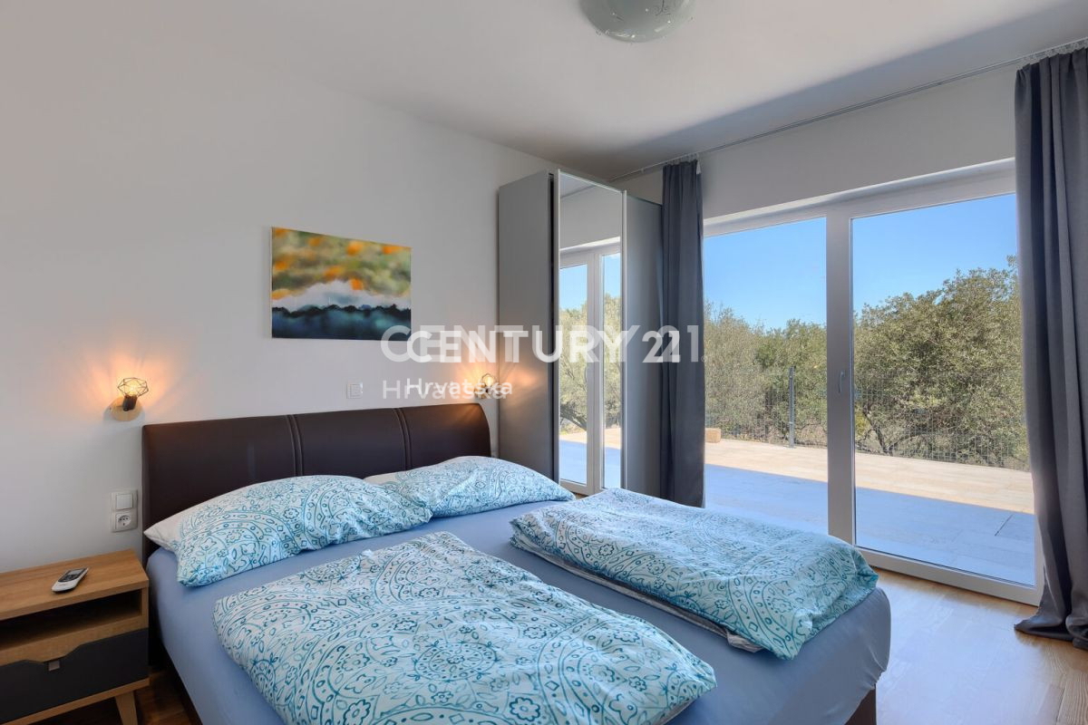 LABIN, VILA S BAZENOM IN 4 SPALNI PROSTORI, 500 M OD MORJA