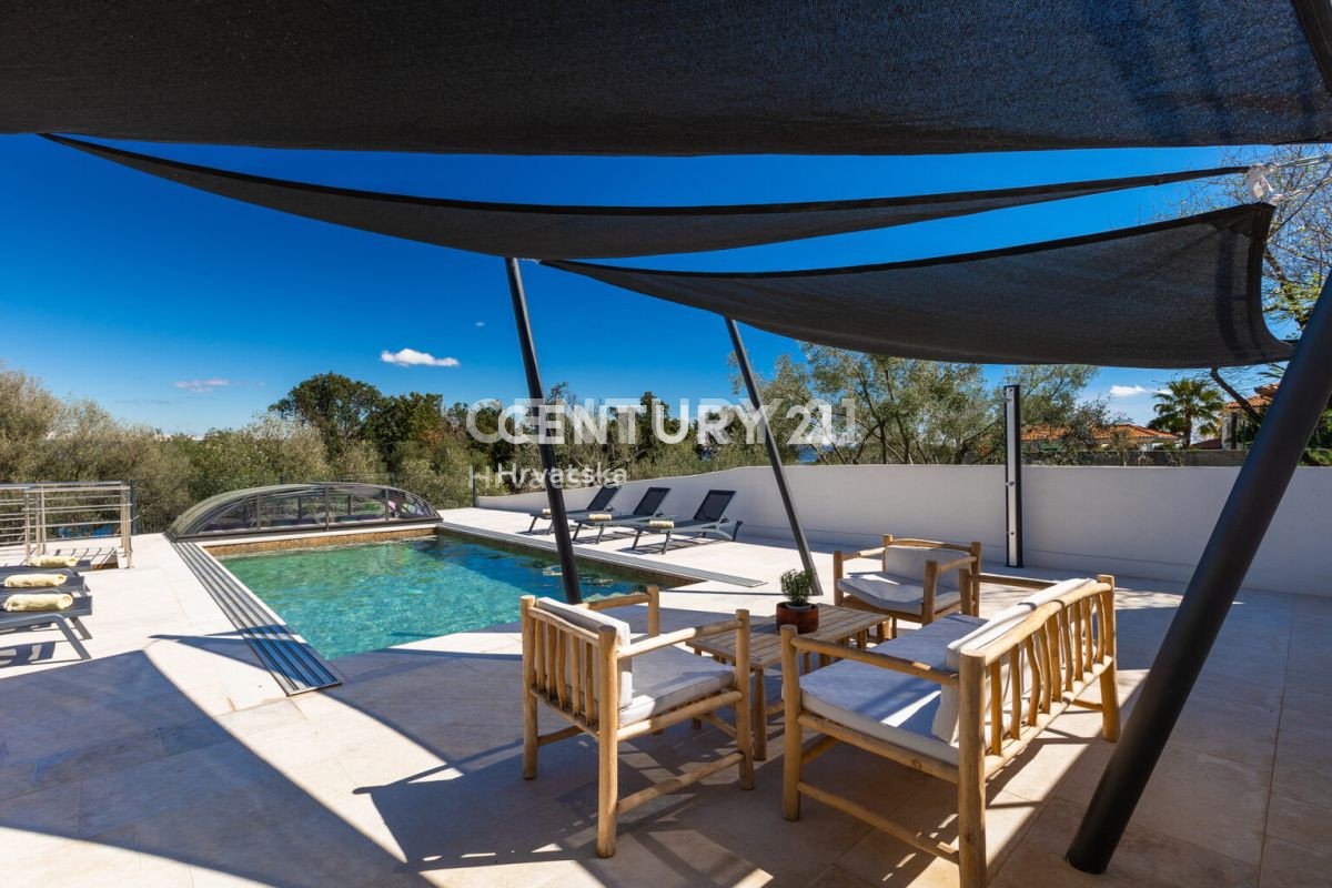 LABIN, VILA S BAZENOM IN 4 SPALNI PROSTORI, 500 M OD MORJA