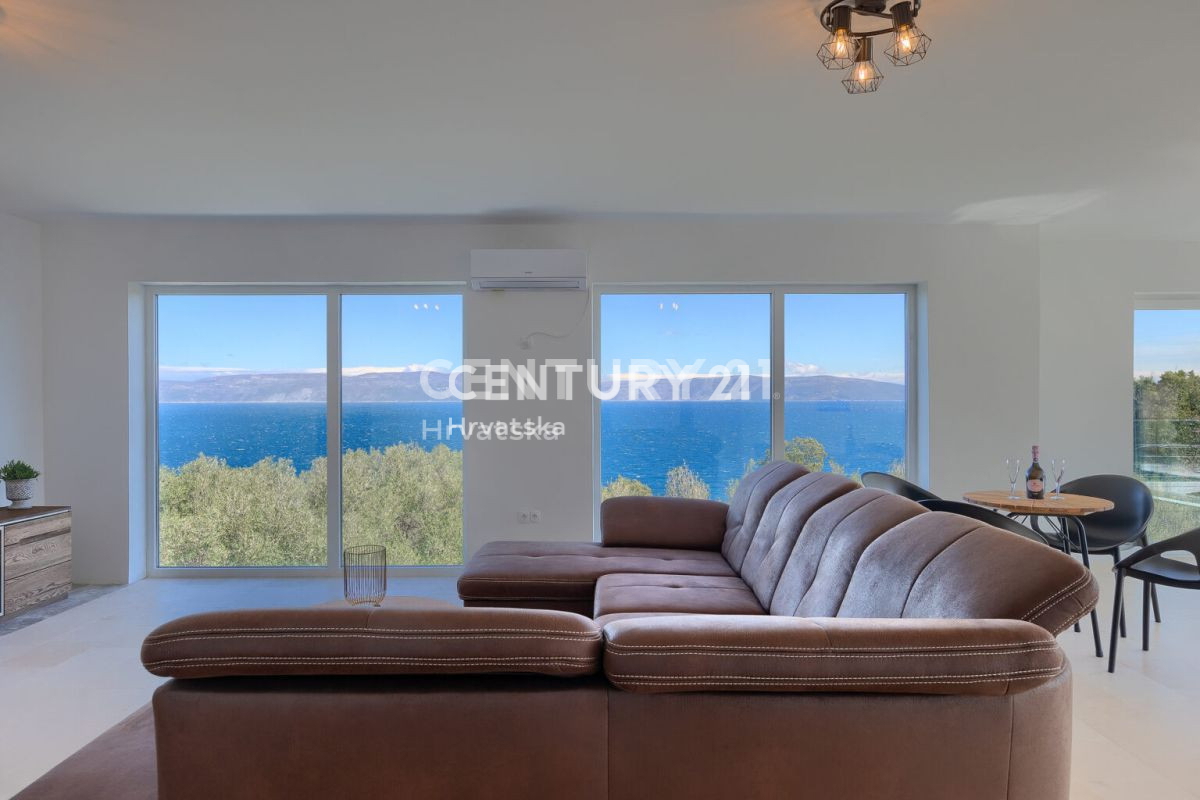 LABIN, VILA S BAZENOM IN 4 SPALNI PROSTORI, 500 M OD MORJA