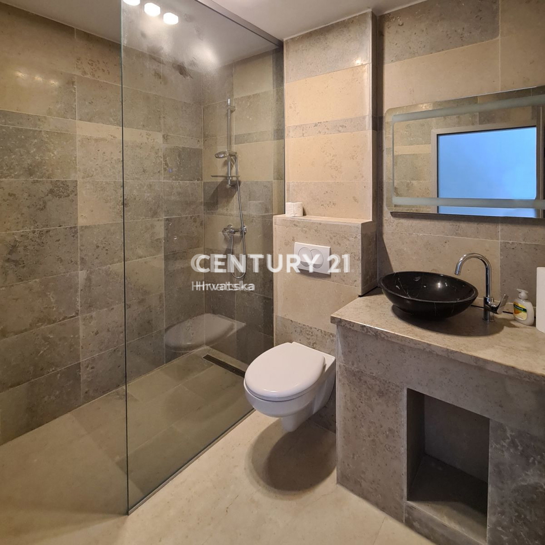 LABIN, VILA S BAZENOM IN 4 SPALNI PROSTORI, 500 M OD MORJA