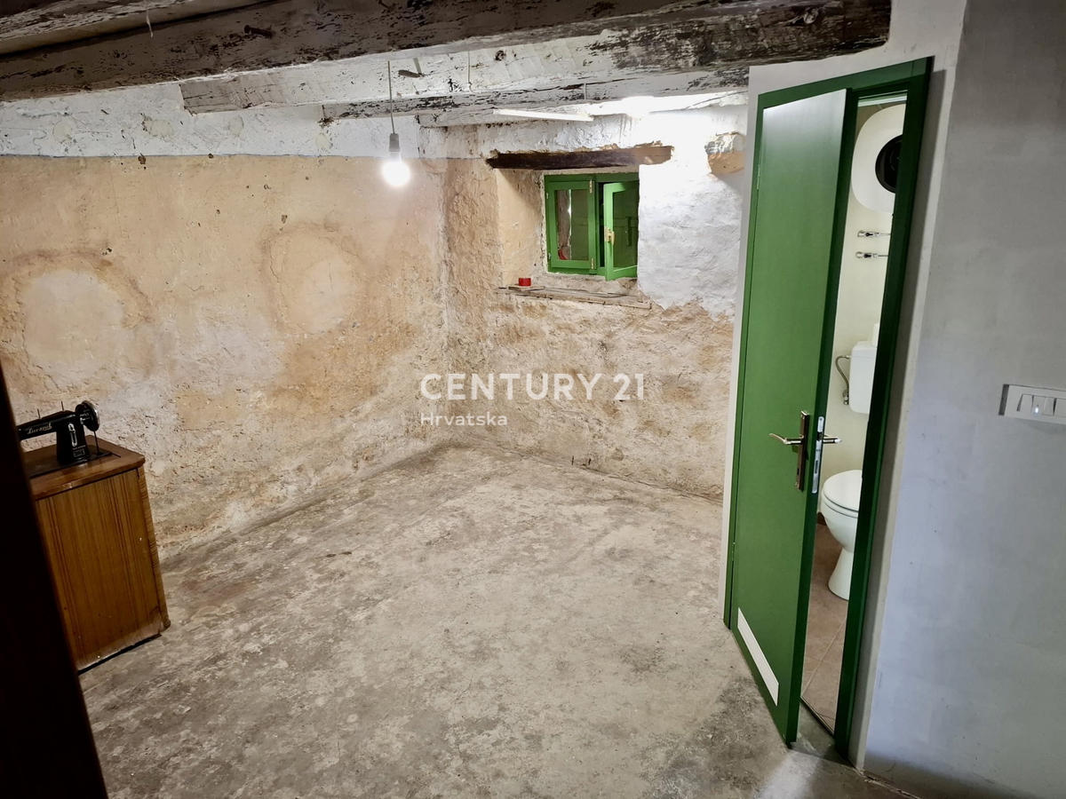 ĆIĆARIJA, BREST, ZANESLJIVA KAMNITA HIŠA OBKROŽENA Z NEDOTAKNJENO PRIRODO