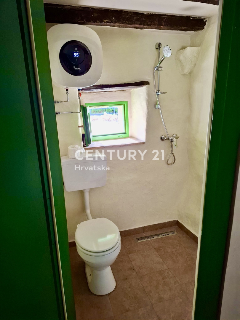 ĆIĆARIJA, BREST, ZANESLJIVA KAMNITA HIŠA OBKROŽENA Z NEDOTAKNJENO PRIRODO