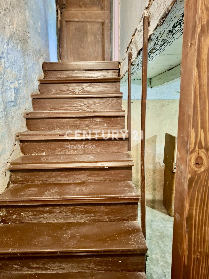 ĆIĆARIJA, BREST, ZANESLJIVA KAMNITA HIŠA OBKROŽENA Z NEDOTAKNJENO PRIRODO