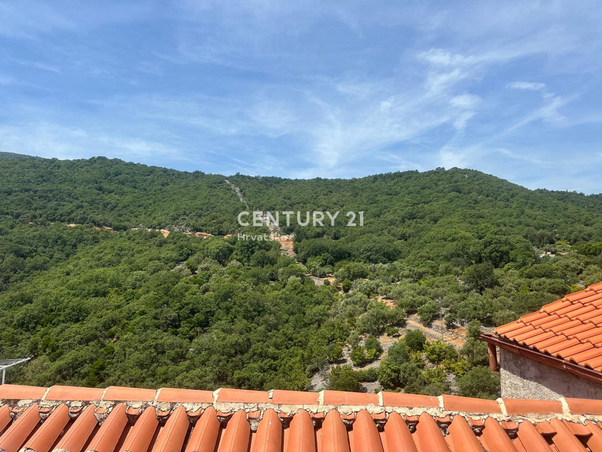 CRES, ŠARMANTNA HIŠA V VASI, SAMO 600 M OD PLAŽE