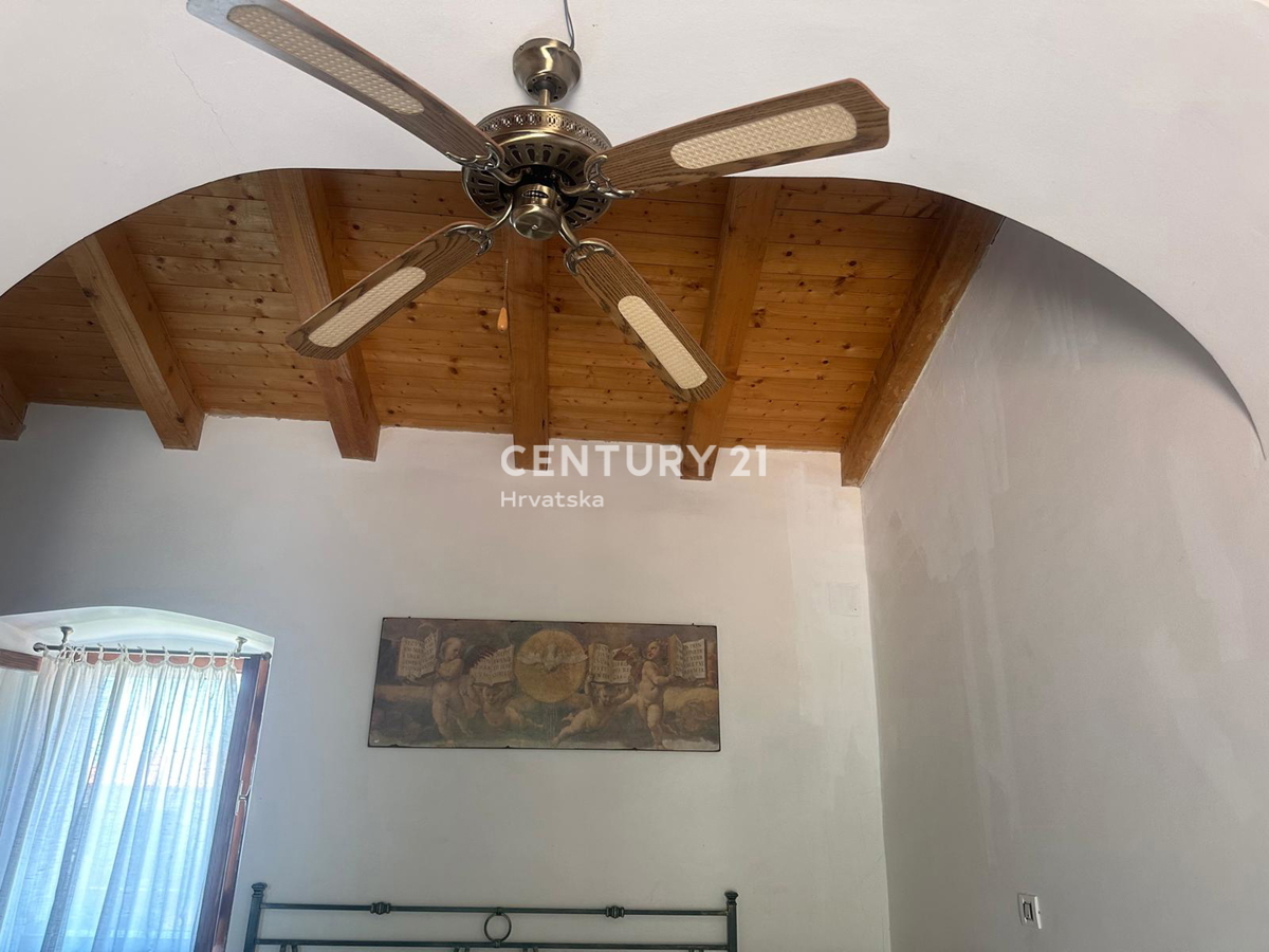 CRES, ŠARMANTNA HIŠA V VASI, SAMO 600 M OD PLAŽE